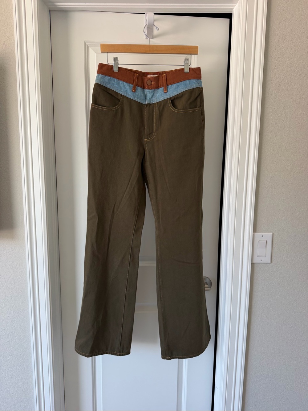 ALICE + OLIVA RARE Women’s Brown Flared Jeans with Contrast Waistband